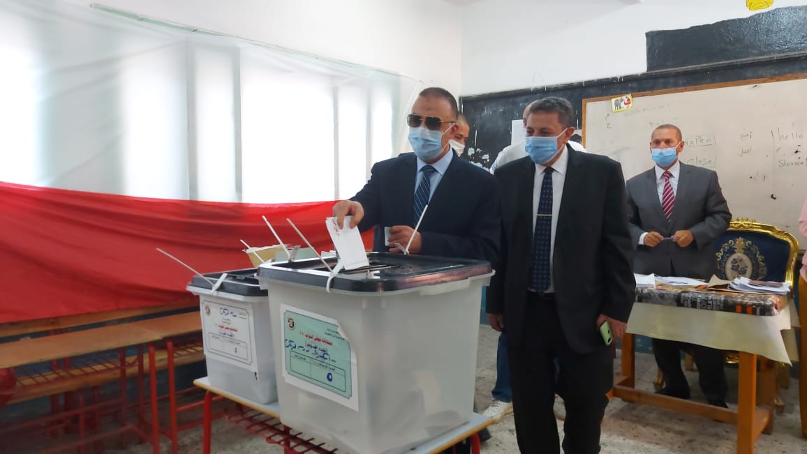 محافظ الإسكندرية يدلى بصوته فى الانتخابات البرلمانية (7)