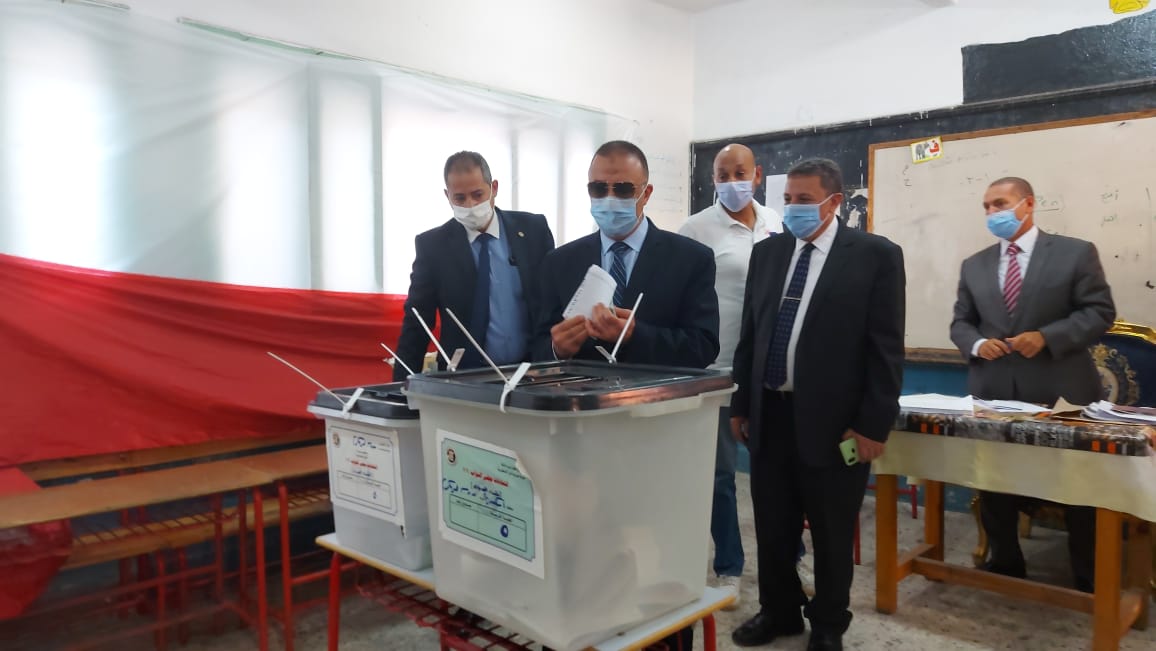 محافظ الإسكندرية يدلى بصوته فى الانتخابات البرلمانية (12)