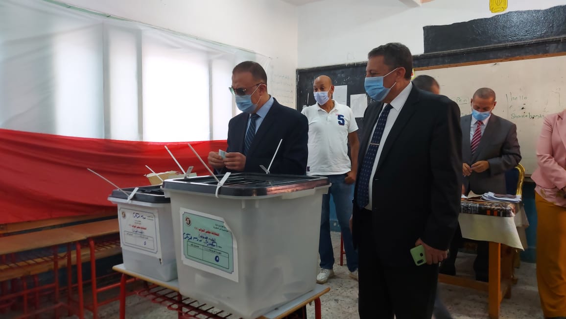 محافظ الإسكندرية يدلى بصوته فى الانتخابات البرلمانية (15)