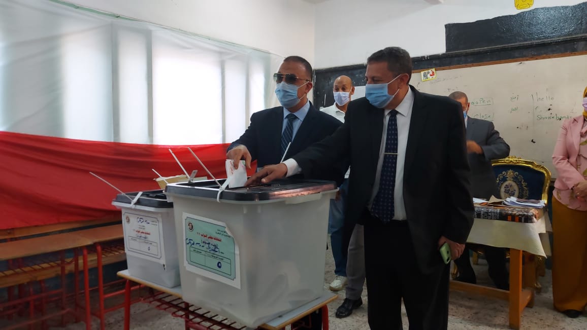 محافظ الإسكندرية يدلى بصوته فى الانتخابات البرلمانية (2)
