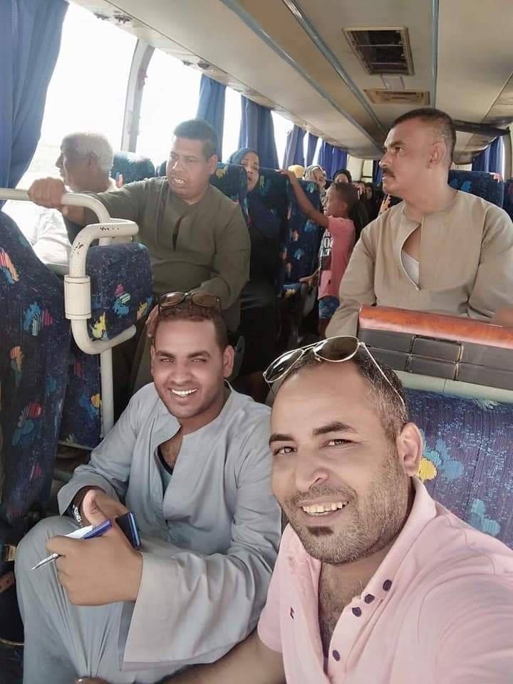 نقل الناخبين بالباصات السياحية إلى لجانهم للتصويت بمدينة القرنة  (1)