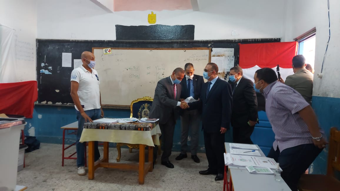محافظ الإسكندرية يدلى بصوته فى الانتخابات البرلمانية (11)