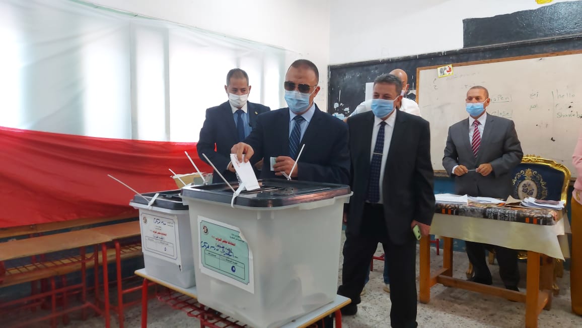محافظ الإسكندرية يدلى بصوته فى الانتخابات البرلمانية (3)