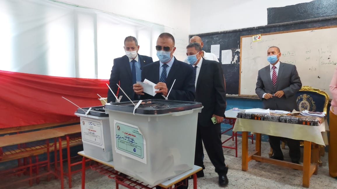 محافظ الإسكندرية يدلى بصوته فى الانتخابات البرلمانية (1)