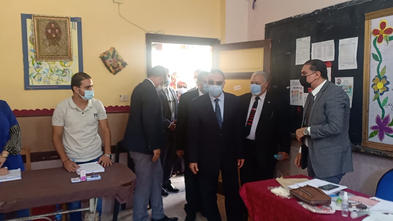 محافظ الإسكندرية يتفقد لجان الجمرك  (3)