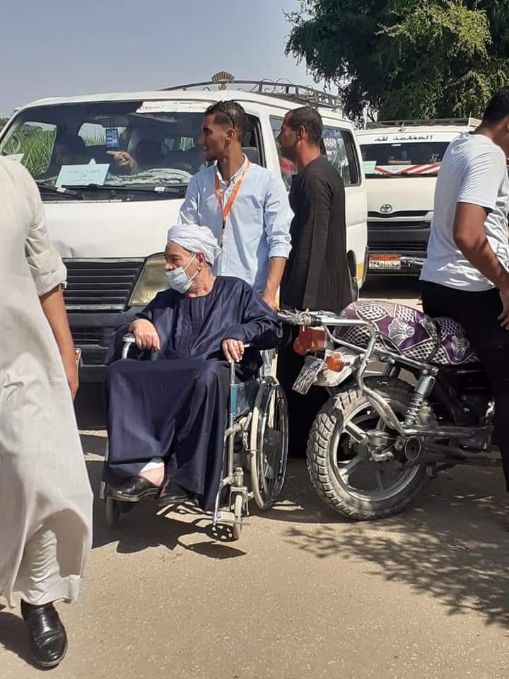 نقل الناخبين بالباصات السياحية إلى لجانهم للتصويت بمدينة القرنة  (2)