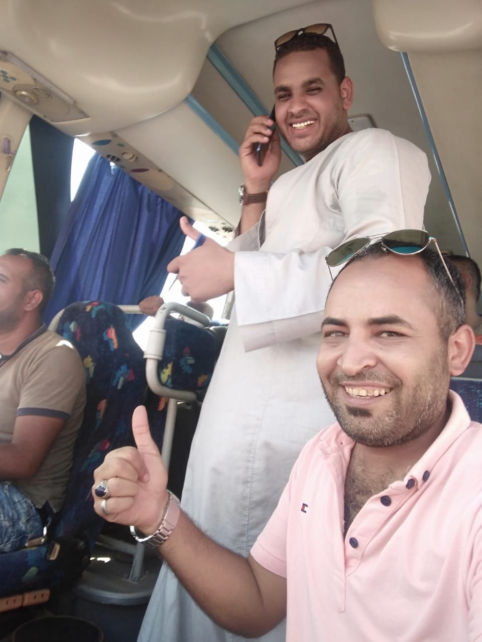 نقل الناخبين بالباصات السياحية إلى لجانهم للتصويت بمدينة القرنة  (6)
