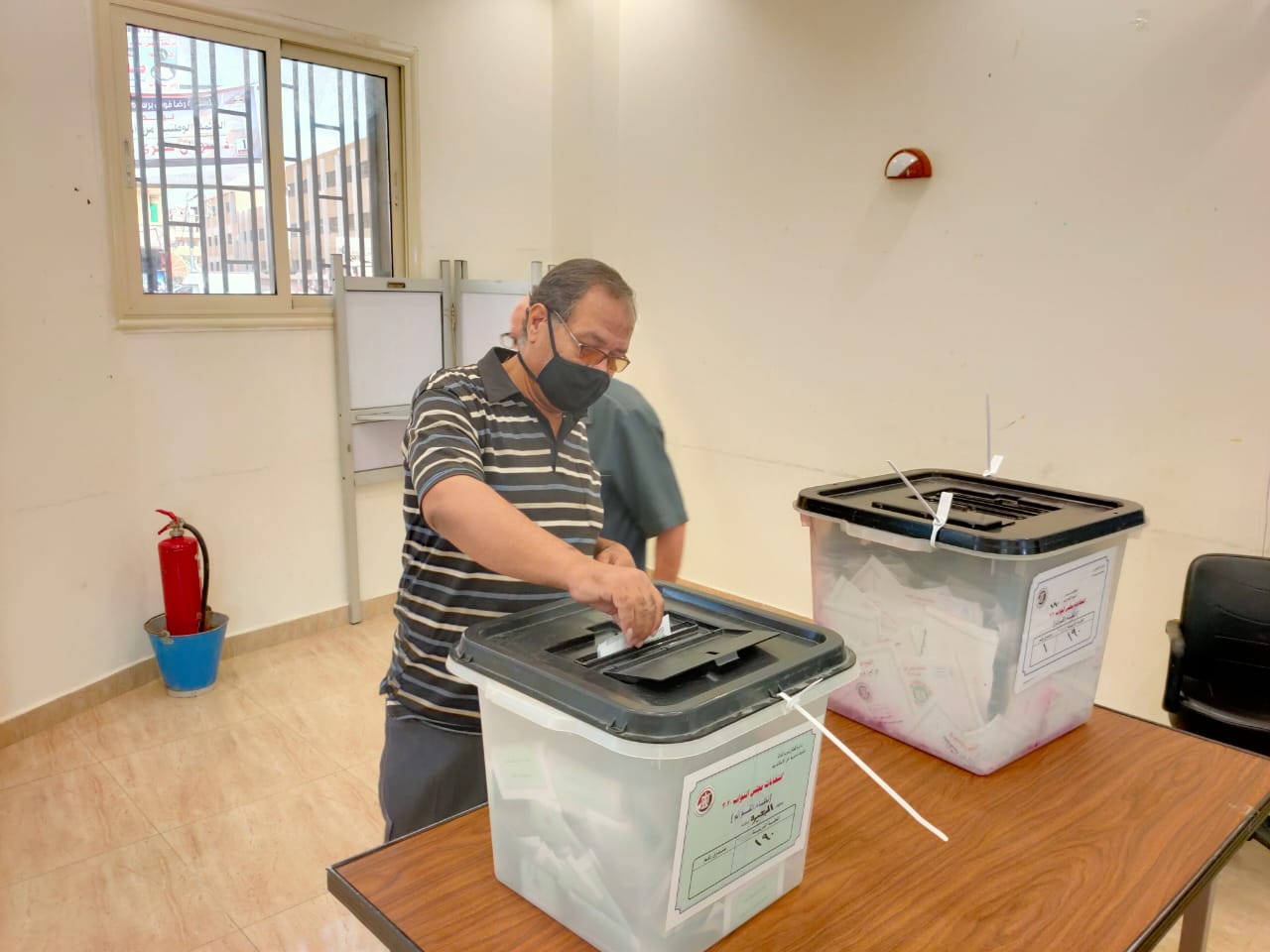 محافظ البحيرة يواصل جولاته الميدانية على اللجان الانتخابية (6)