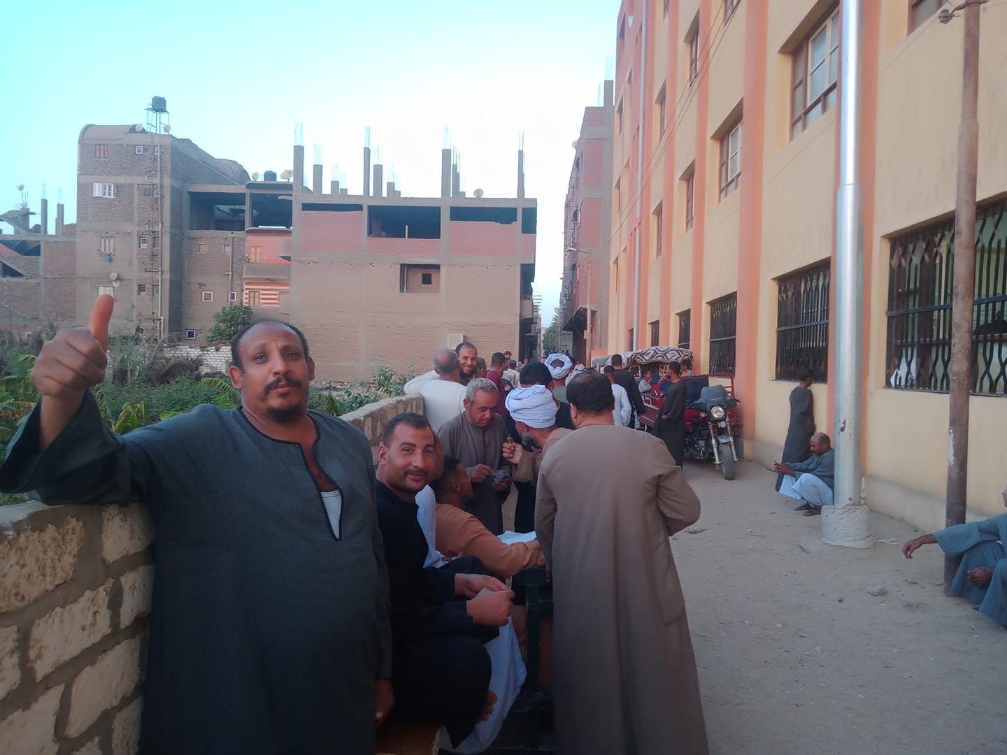 بدء نقل الناخبين لمقرات التصويت صباحاً بلجان قرى الأقصر لليوم الثانى (2)
