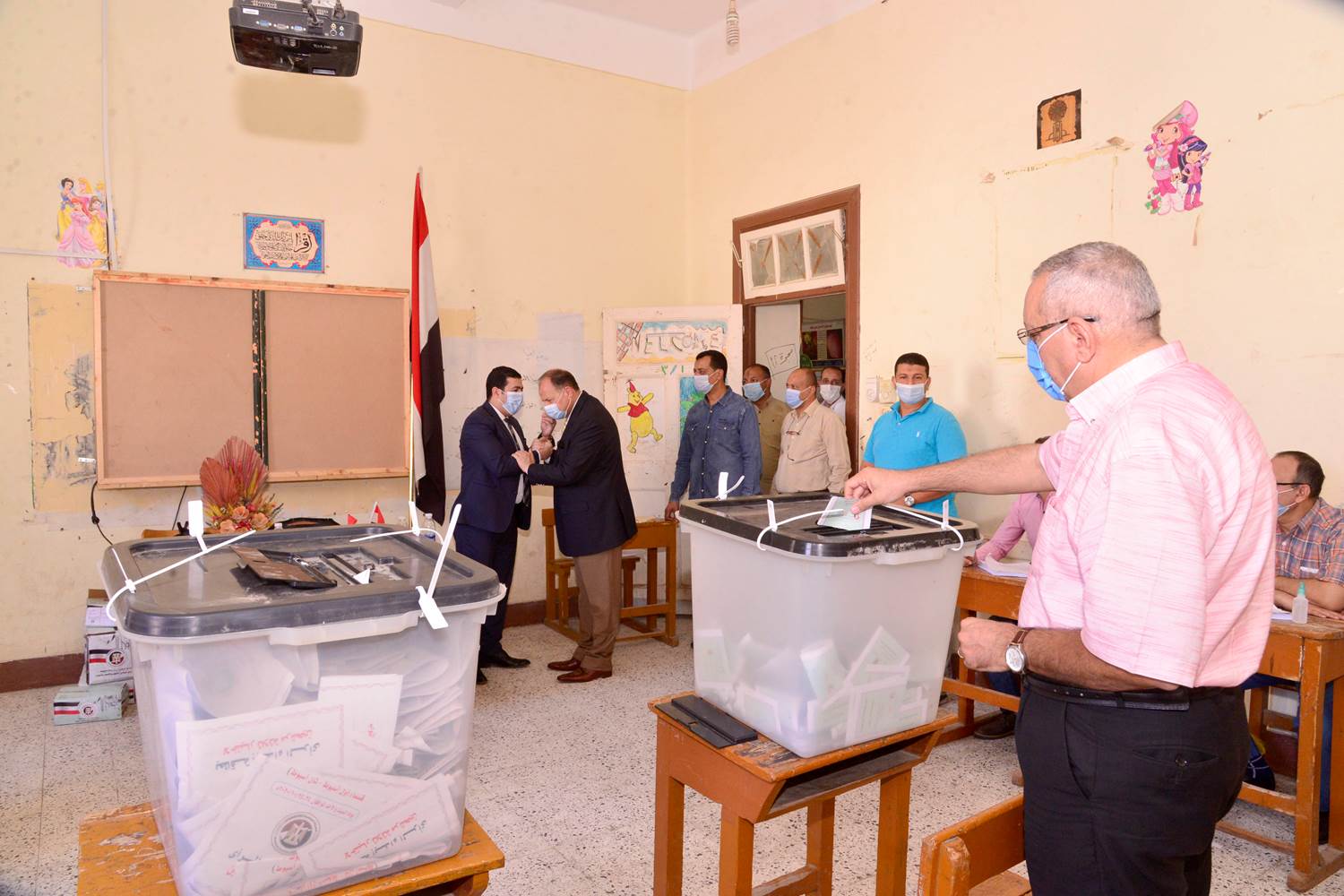 محافظ أسيوط ورئيس لجنة متابعة الانتخابات يتفقدا بعض اللجان  (12)