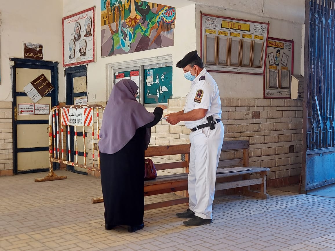 إقبال الشباب وكبار السن على اللجان الانتخابية بالإسكندرية (1)