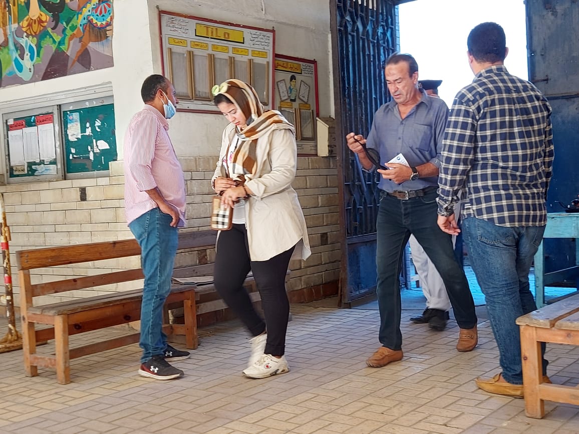 إقبال الشباب وكبار السن على اللجان الانتخابية بالإسكندرية (8)