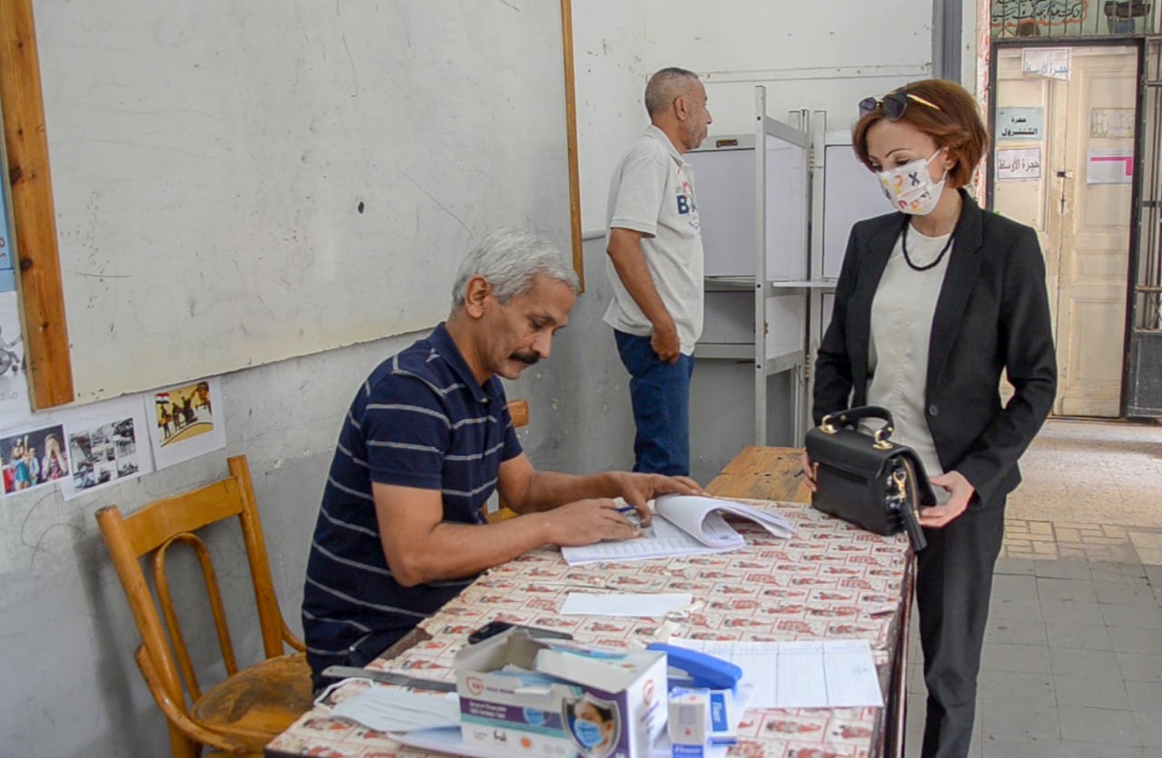 نائب محافظ الإسكندرية تدلى بصوتها فى الانتخابات البرلمانية (3)