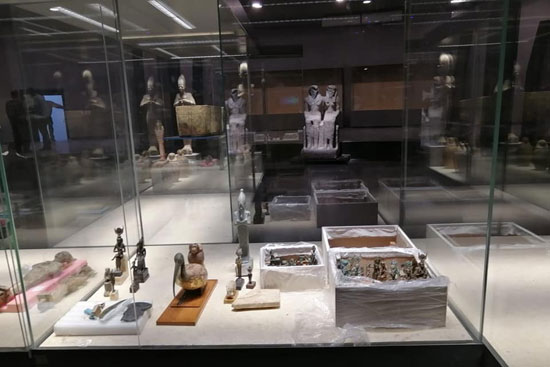 وزير الآثار ومحافظ كفر الشيخ يتفقدان المتحف القومى  (5)