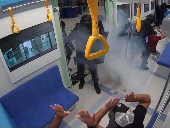 الشرطة ألقت قنابل الدخان واقتحمت القطار في المحاكاة