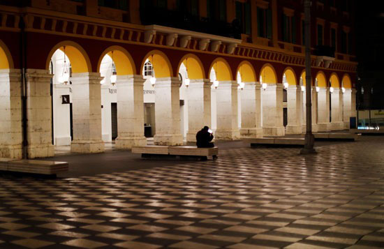 رجل يجلس وحيدًا على مقعد في ساحة بلاس ماسينا