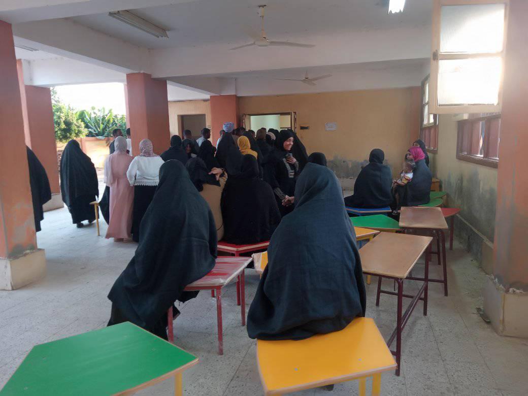 بدء نقل الناخبين لمقرات التصويت صباحاً بلجان قرى الأقصر لليوم الثانى (3)