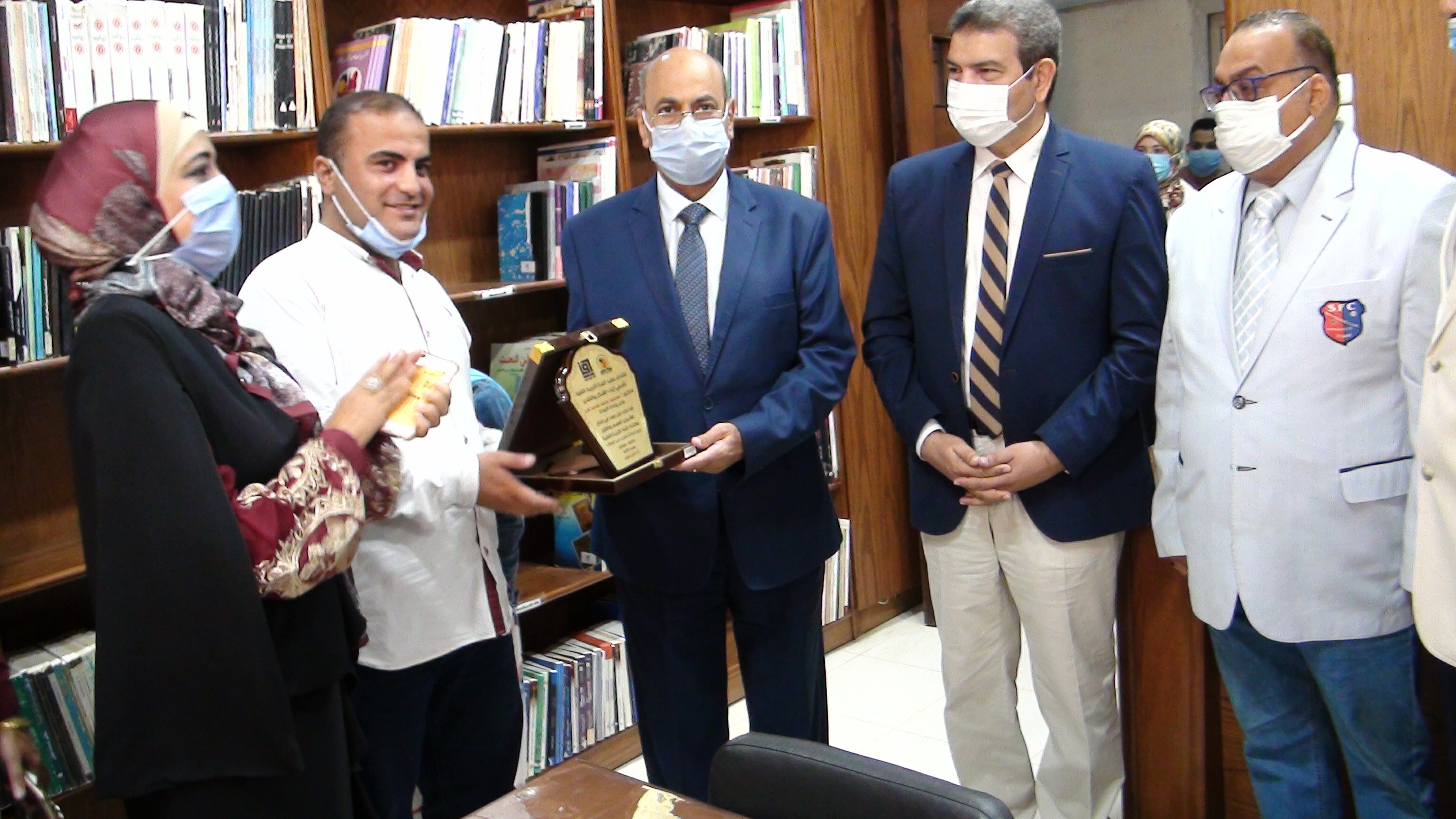 رئيس جامعة المنيا يفتتح أعمال تطوير مكتبة التربية الفنية ومعرض رؤية (5)