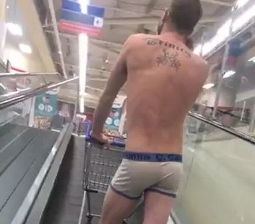 شاب بريطاني يتسوق بدون ملابس