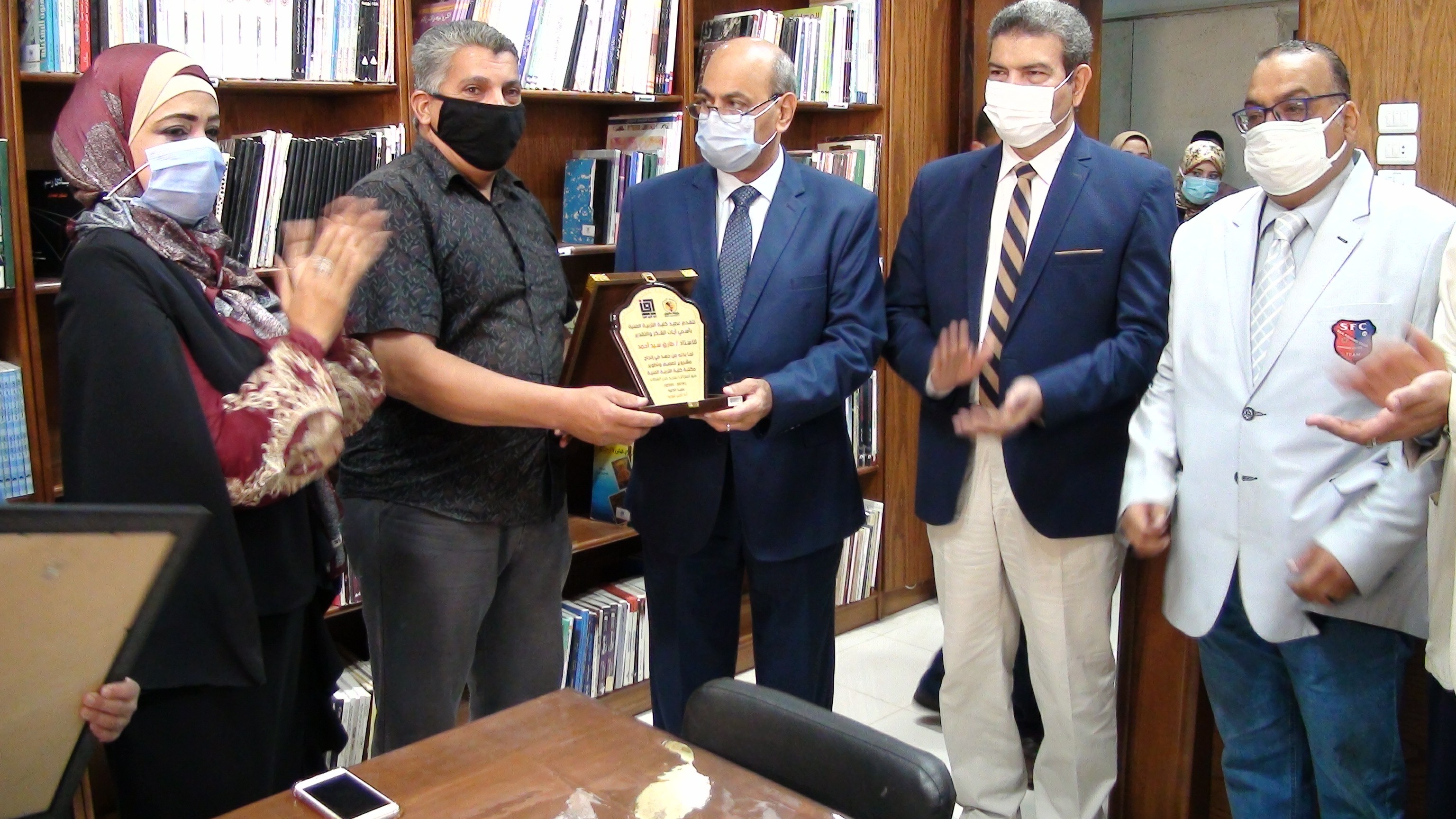 رئيس جامعة المنيا يفتتح أعمال تطوير مكتبة التربية الفنية ومعرض رؤية (6)