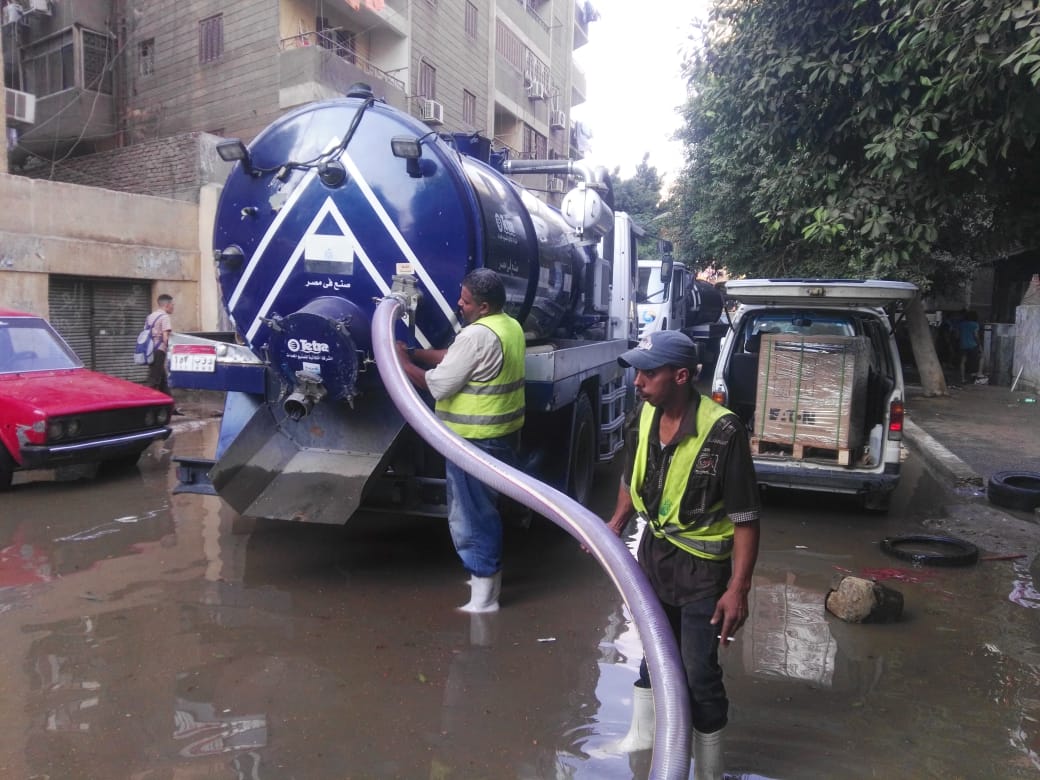 رئيسا شركتى مياه وصرف القاهرة فى مقر أعمال إصلاح الخط المكسور  (3)