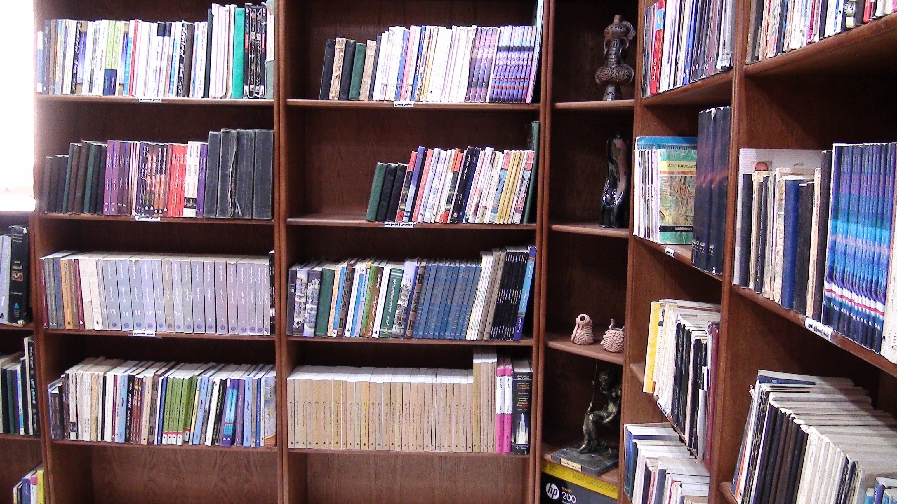 رئيس جامعة المنيا يفتتح أعمال تطوير مكتبة التربية الفنية ومعرض رؤية (17)