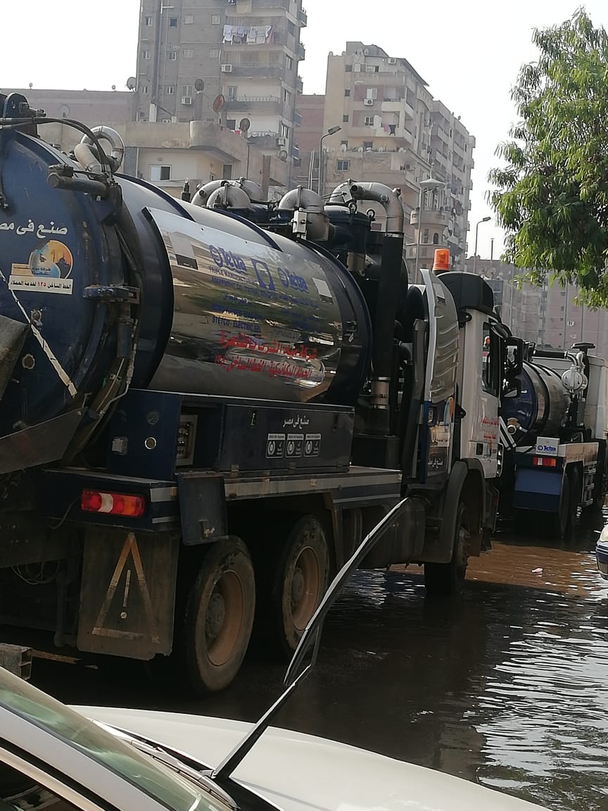رئيسا شركتى مياه وصرف القاهرة فى مقر أعمال إصلاح الخط المكسور  (2)