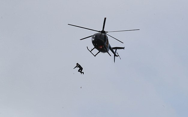 جندي يقفز من بطائرة هيلوكوبتر من ارتفاع 131 قدم بالمملكة المتحدة  (3)