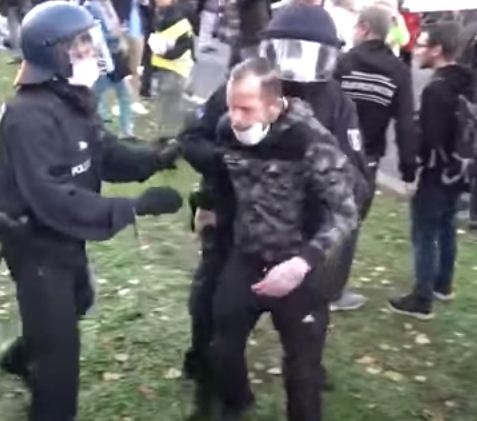اعتقال احد المحتجين