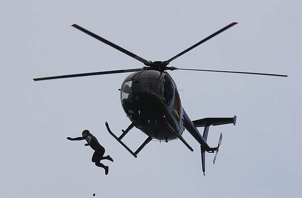 جندي يقفز من بطائرة هيلوكوبتر من ارتفاع 131 قدم بالمملكة المتحدة  (1)