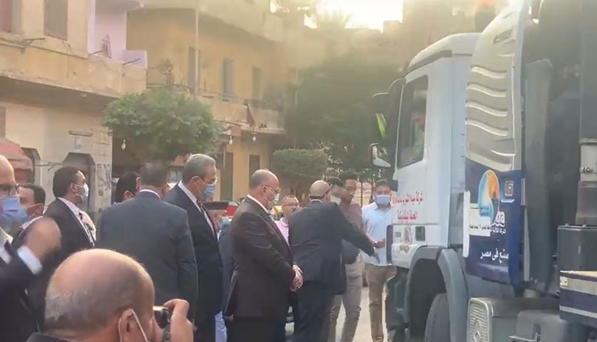 محافظ القاهرة ومدير الامن بموقع اصلاح خط المياه (1)