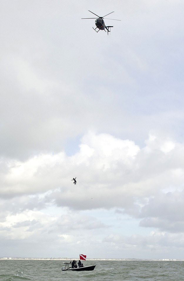جندي يقفز من بطائرة هيلوكوبتر من ارتفاع 131 قدم بالمملكة المتحدة  (2)