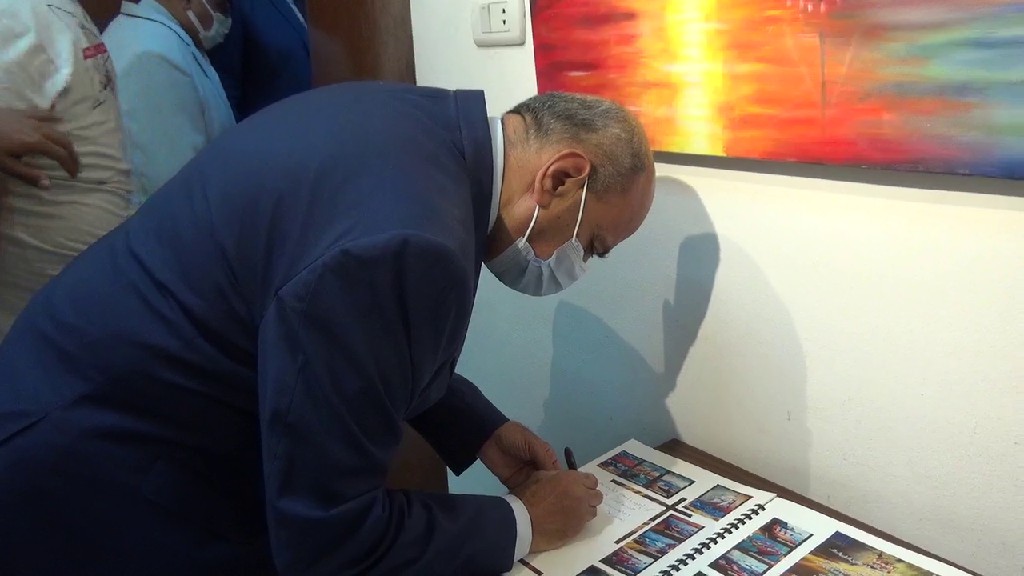 رئيس جامعة المنيا يفتتح أعمال تطوير مكتبة التربية الفنية ومعرض رؤية (21)