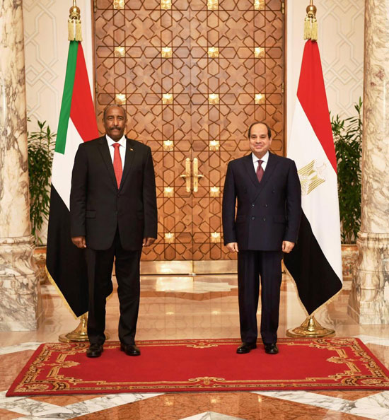 السيسي يستقبل رئيس مجلس السيادة السوداني (3)