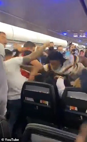 امرأة تتعرض للصعق بسبب عدم ارتداءها كمامة على الطائرة