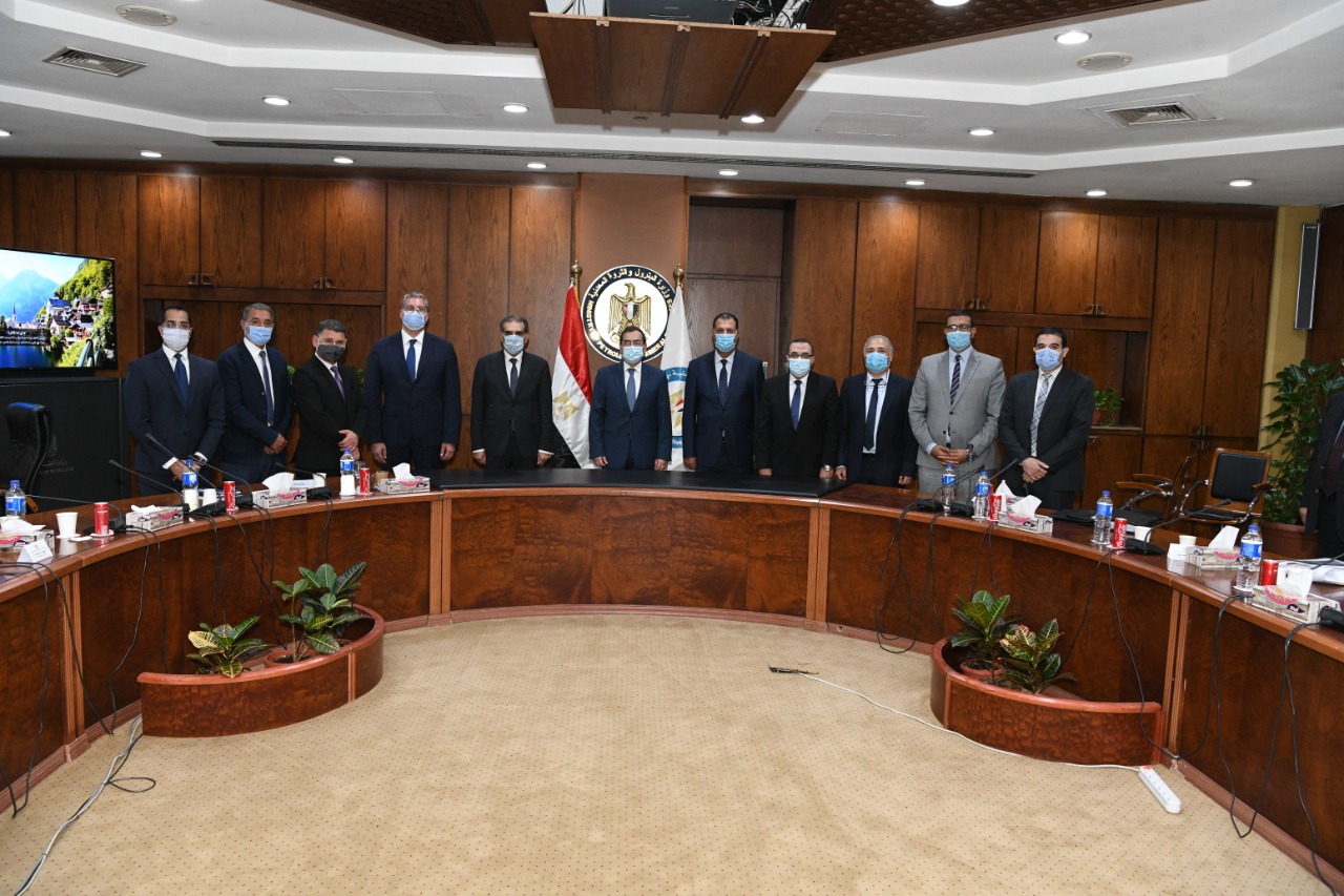 وزير البترول واعضاء اللجنة التنفيذية لبوابة مصر للاستكشاف والانتاج