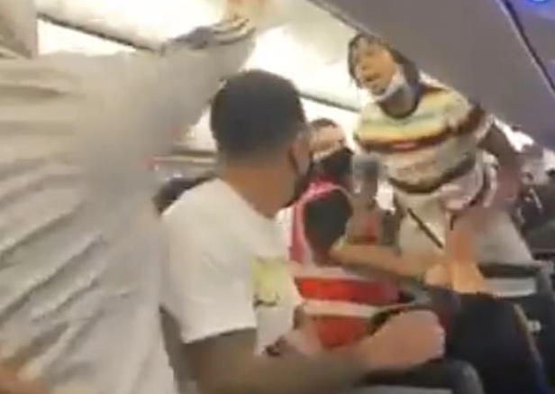 امرأة تتعرض للصعق بسبب عدم ارتداءها كمامة على الطائرة