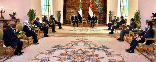 السيسي يستقبل رئيس مجلس السيادة السوداني (4)