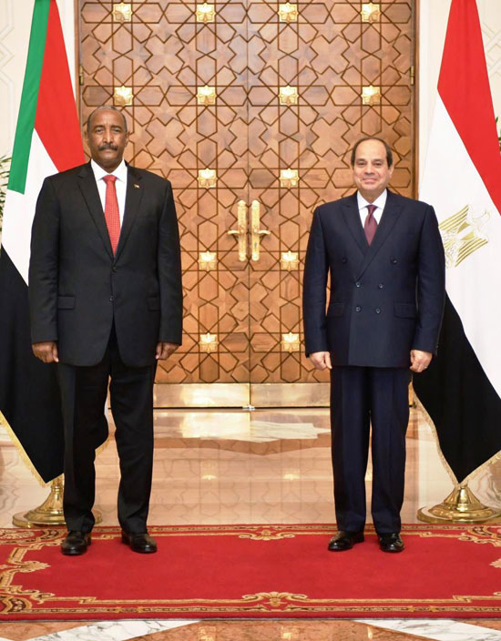 السيسي يستقبل رئيس مجلس السيادة السوداني (1)