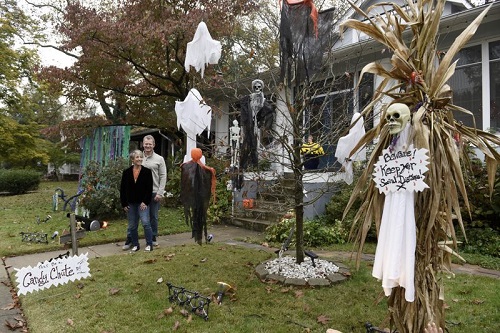 الأمريكية كارول مكارثي وزوجها توم وسط مظاهر الهالوين