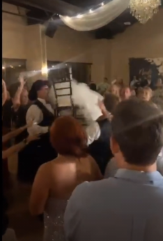 العروس تسقط من على الكرسى فى حفل زفافها