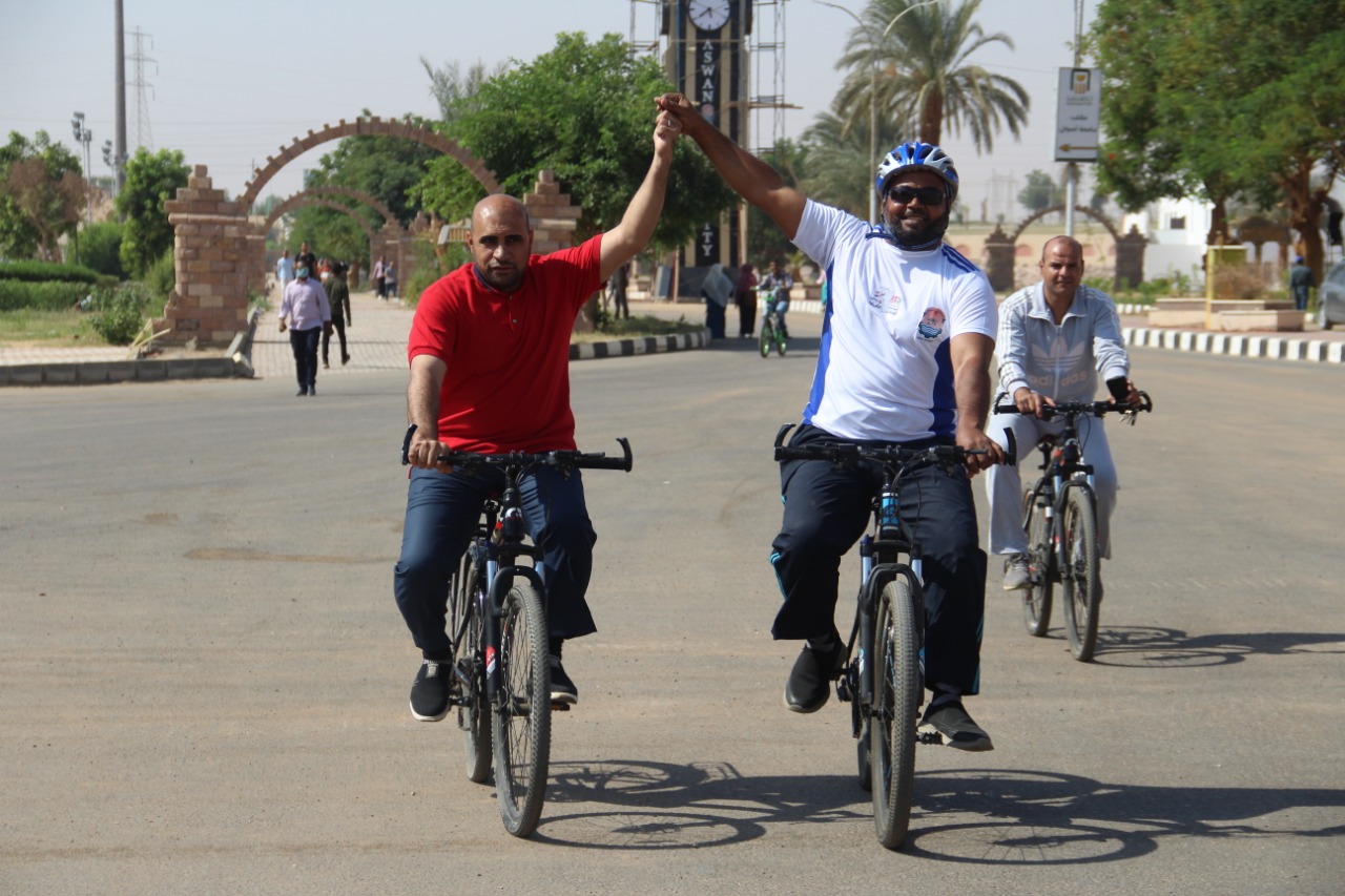 انطلاق ماراثون الدراجات بمشاركة رئيس الجامعة  (2)