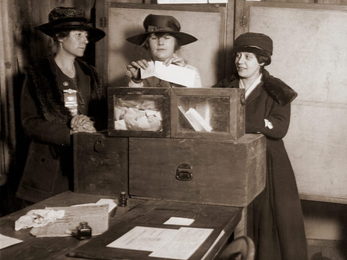 ثلاثة أنصار حق الاقتراع يدلون بأصواتهم في مدينة نيويورك حوالي عام 1917.