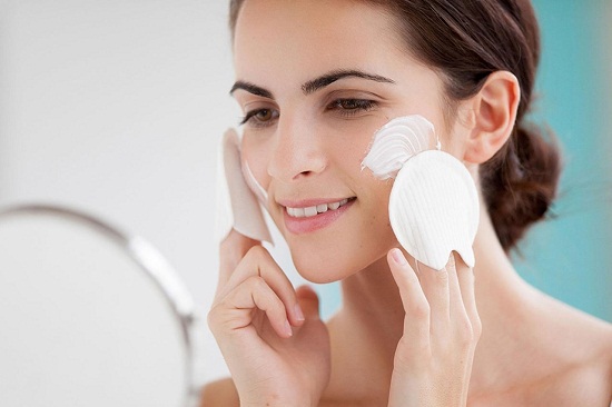وصفات طبيعية لتنظيف الوجه من المكياج