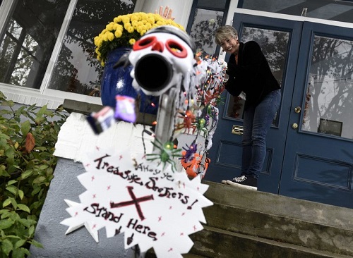 الأمريكية كارول مكارثي أمام مدخل منزلها