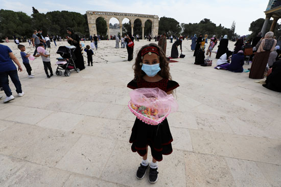 طفلة تشارك فى الاحتفال بالمولد النبوى بفلسطين