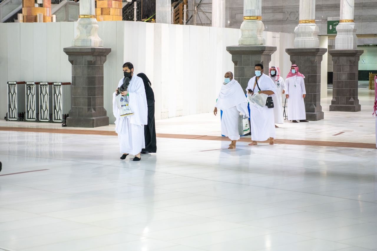 زوار المسجد الحرام يصلون لأداء مناسك العمرة  (3)