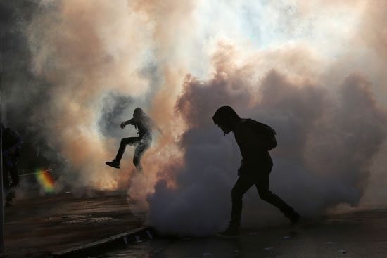 قنابل غاز ومدافع مياه لفض الاحتجاجات العنيفة ضد حكومة تشيلى (1)