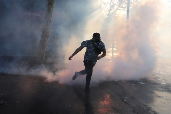 قنابل غاز ومدافع مياه لفض الاحتجاجات العنيفة ضد حكومة تشيلى (7)