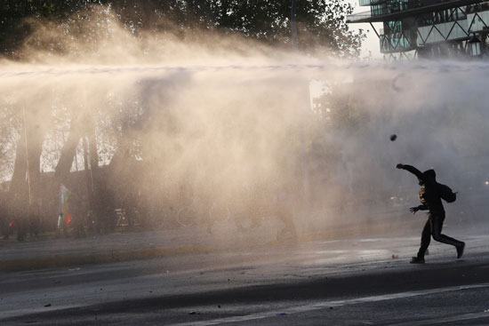قنابل غاز ومدافع مياه لفض الاحتجاجات العنيفة ضد حكومة تشيلى (4)